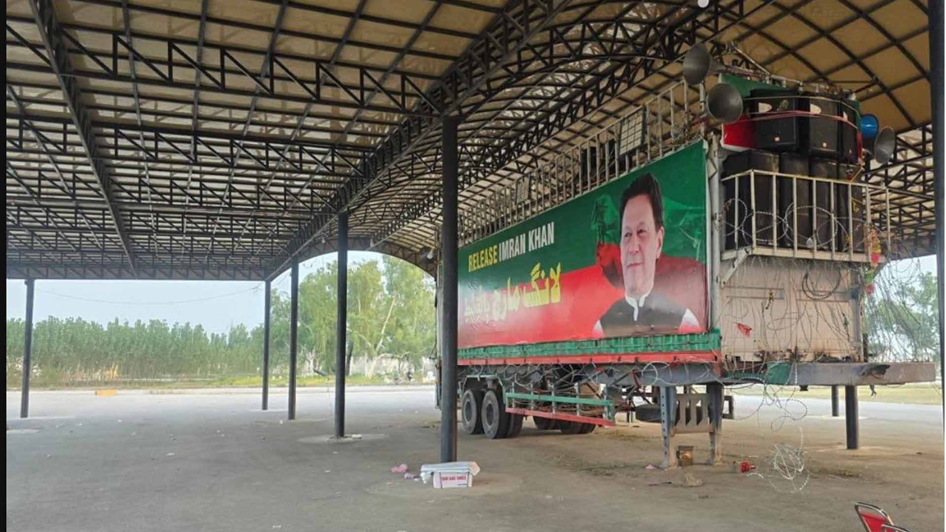 انقلاب کا ملبہ مردان سے برآمد،کنٹینر کے ٹائر پنکچر،انقلابی غائب