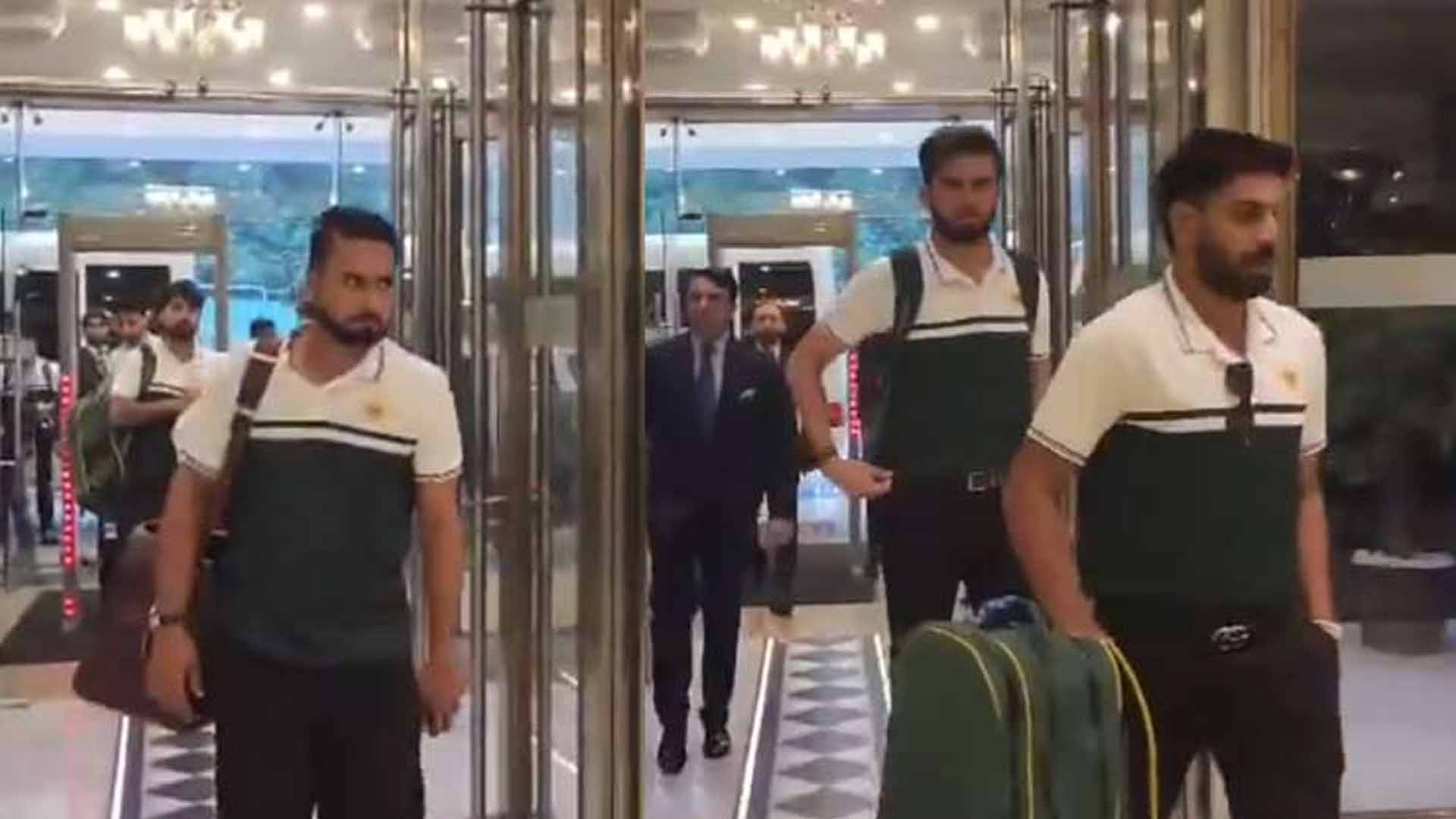 ٹرائی سیریز کا میلہ سجنے کو تیار، قومی کرکٹ ٹیم لاہور پہنچ گئی