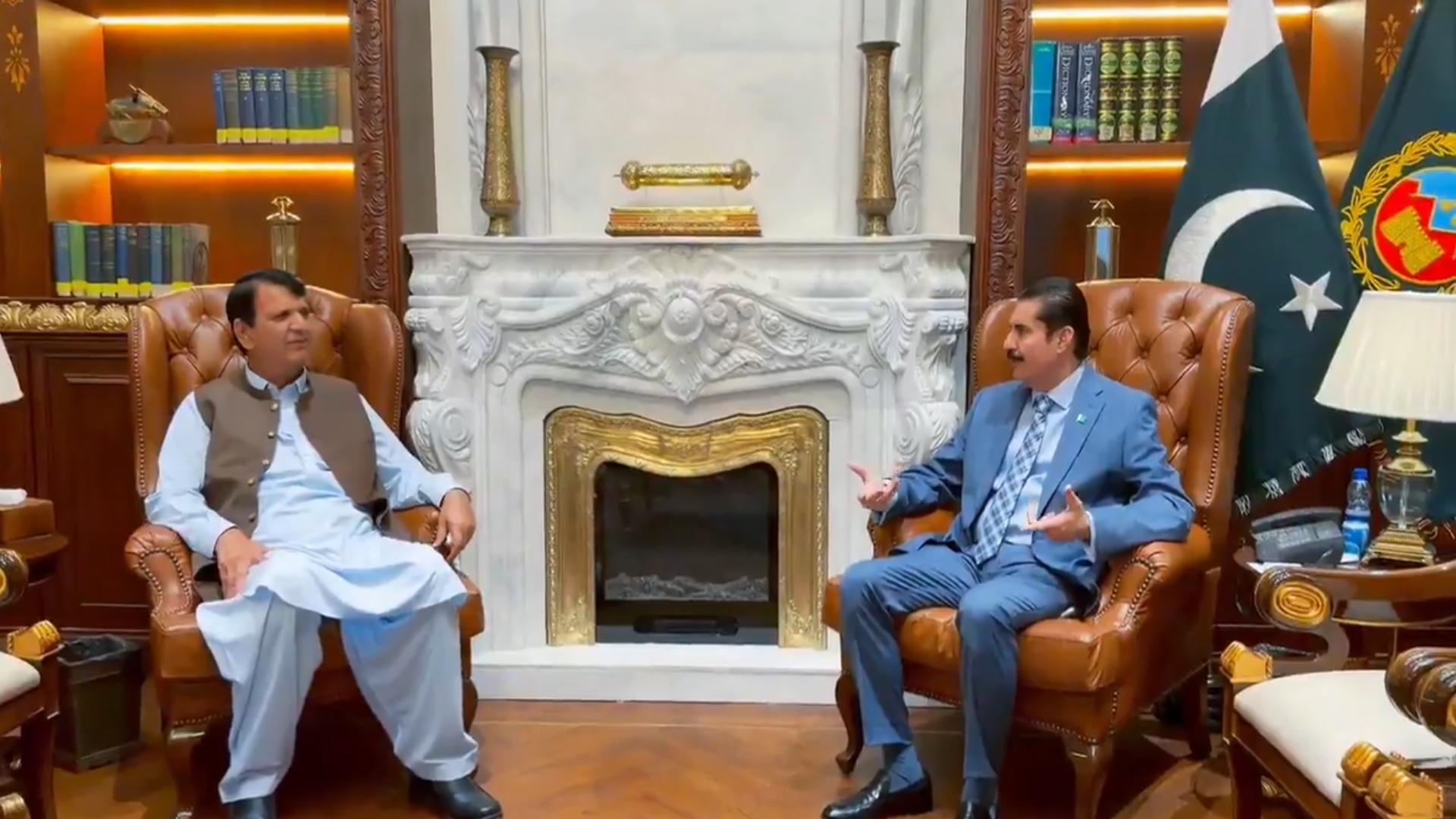 خیبرپختونخوا کے عوام نے انتشار کی سیاست کو مسترد کر دیا، گورنر فیصل کنڈی سے امیر مقام کی ملاقات