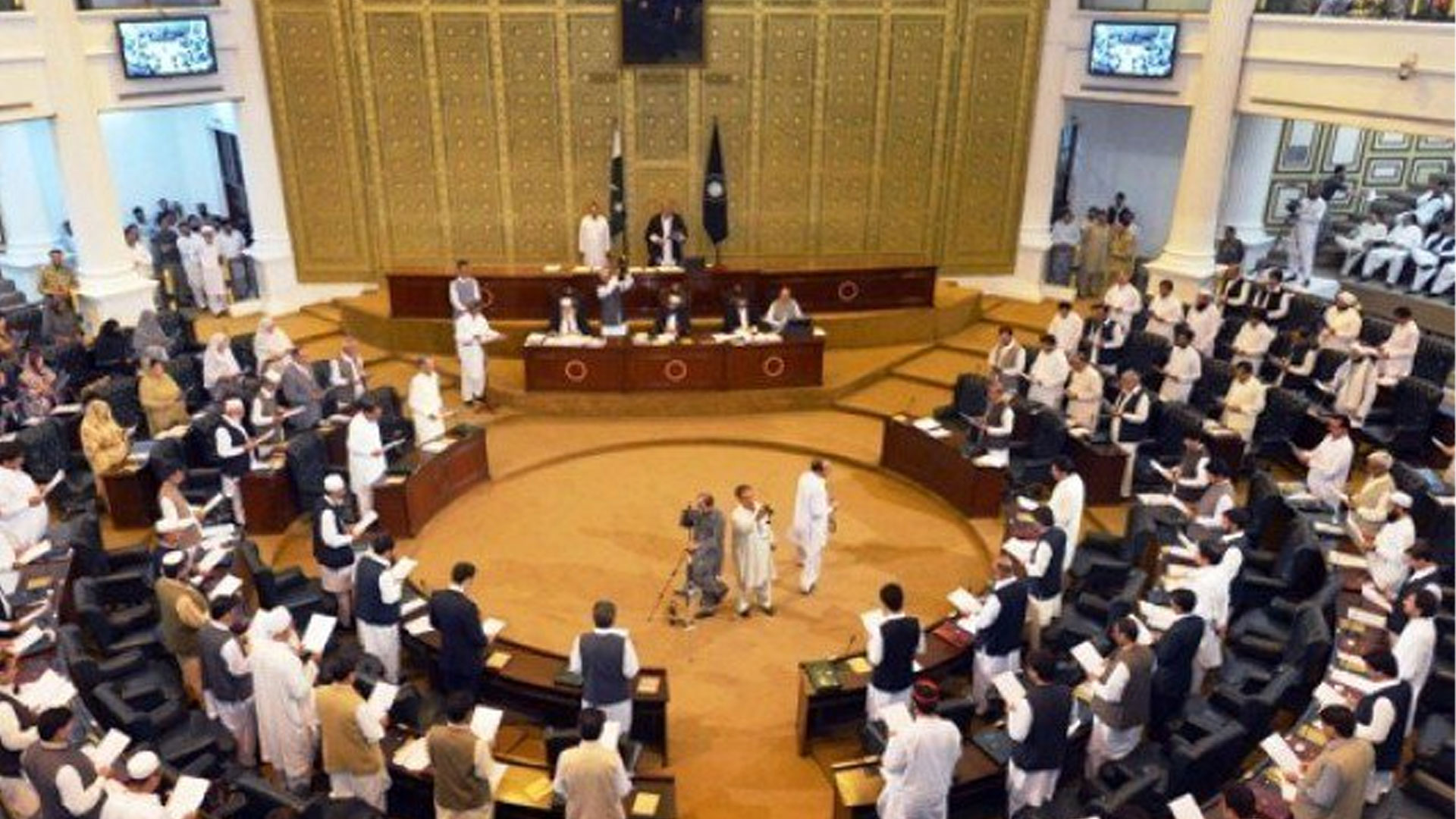 ارکان اسمبلی کے بلیو پاسپورٹ، گرفتاری سے تحفظ اور 9 مئی مقدمات سے بچاو سمیت پی ٹی آئی دور کے 74 قوانین کے خاتمہ کیلئے قانونی طریقہ کار اختیار کرلیا گیا، جائزہ شروع