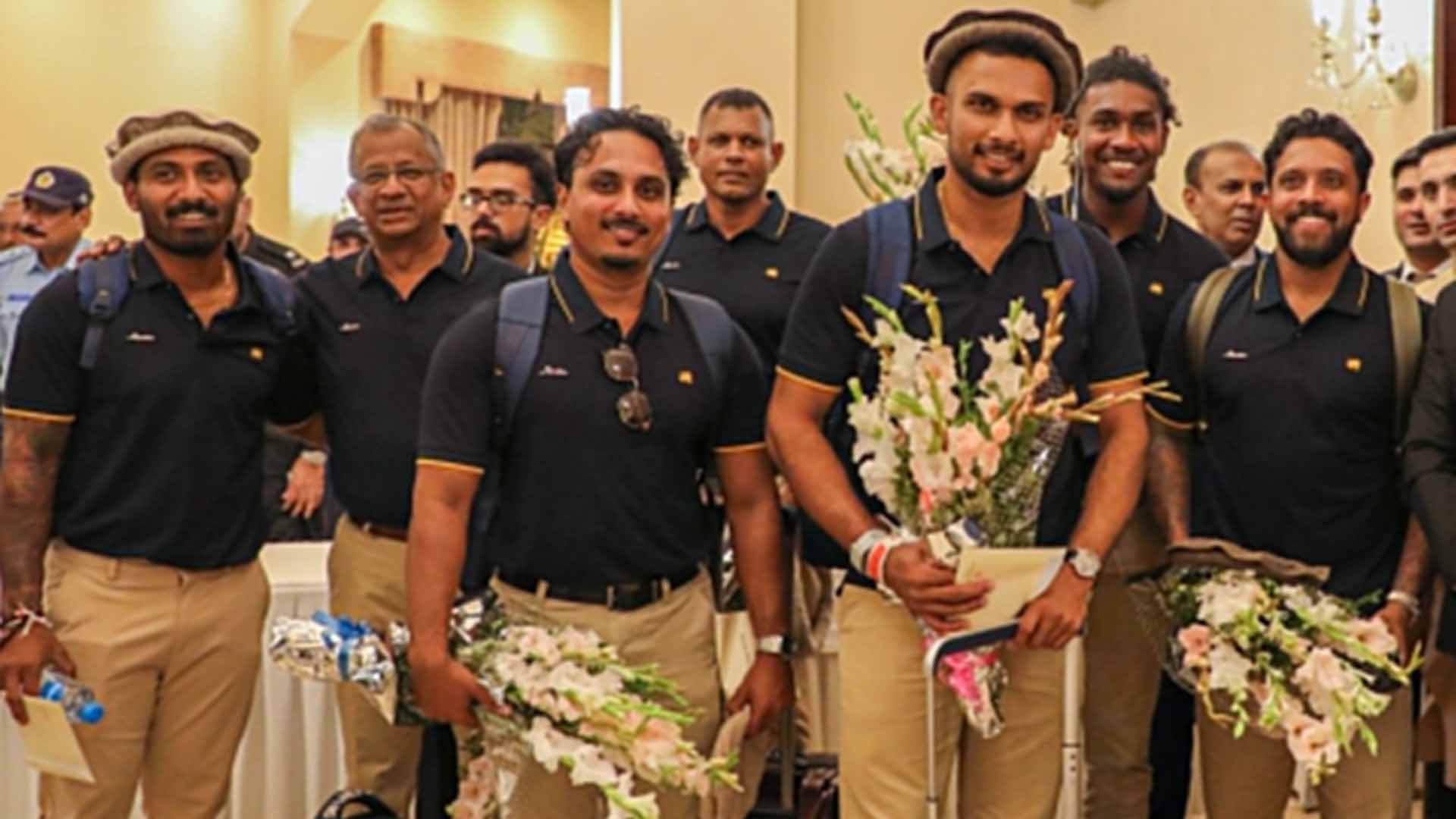 سری لنکن کرکٹ ٹیم کا پہلا دستہ اسلام آباد پہنچ گیاہ ایئرپورٹ پر تاریخی استقبال