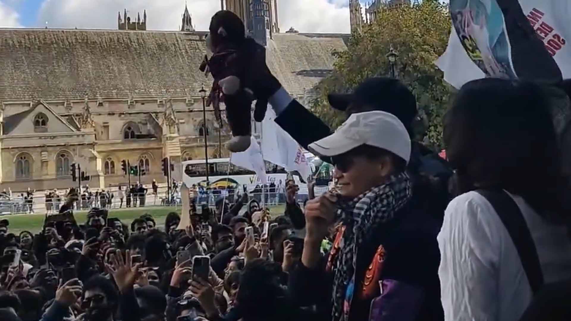 مودی مخالف نعرے لندن تک گونج اٹھے، بھارتی نوجوانوں کا ہائی کمیشن کے باہر احتجاج