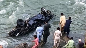 وادی نیلم میں افسوسناک حادثہ،اسکول جاتے بچوں کی گاڑی دریا میں جا گری، 3 سگے بھائیوں سمیت 4 بچے زندگی ہار گئے