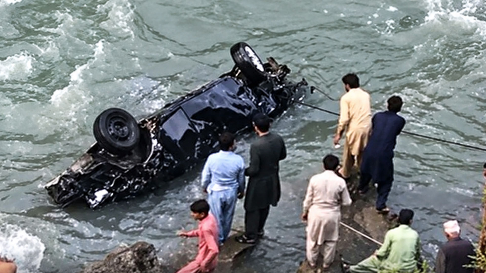 وادی نیلم میں افسوسناک حادثہ،اسکول جاتے بچوں کی گاڑی دریا میں جا گری، 3 سگے بھائیوں سمیت 4 بچے زندگی ہار گئے