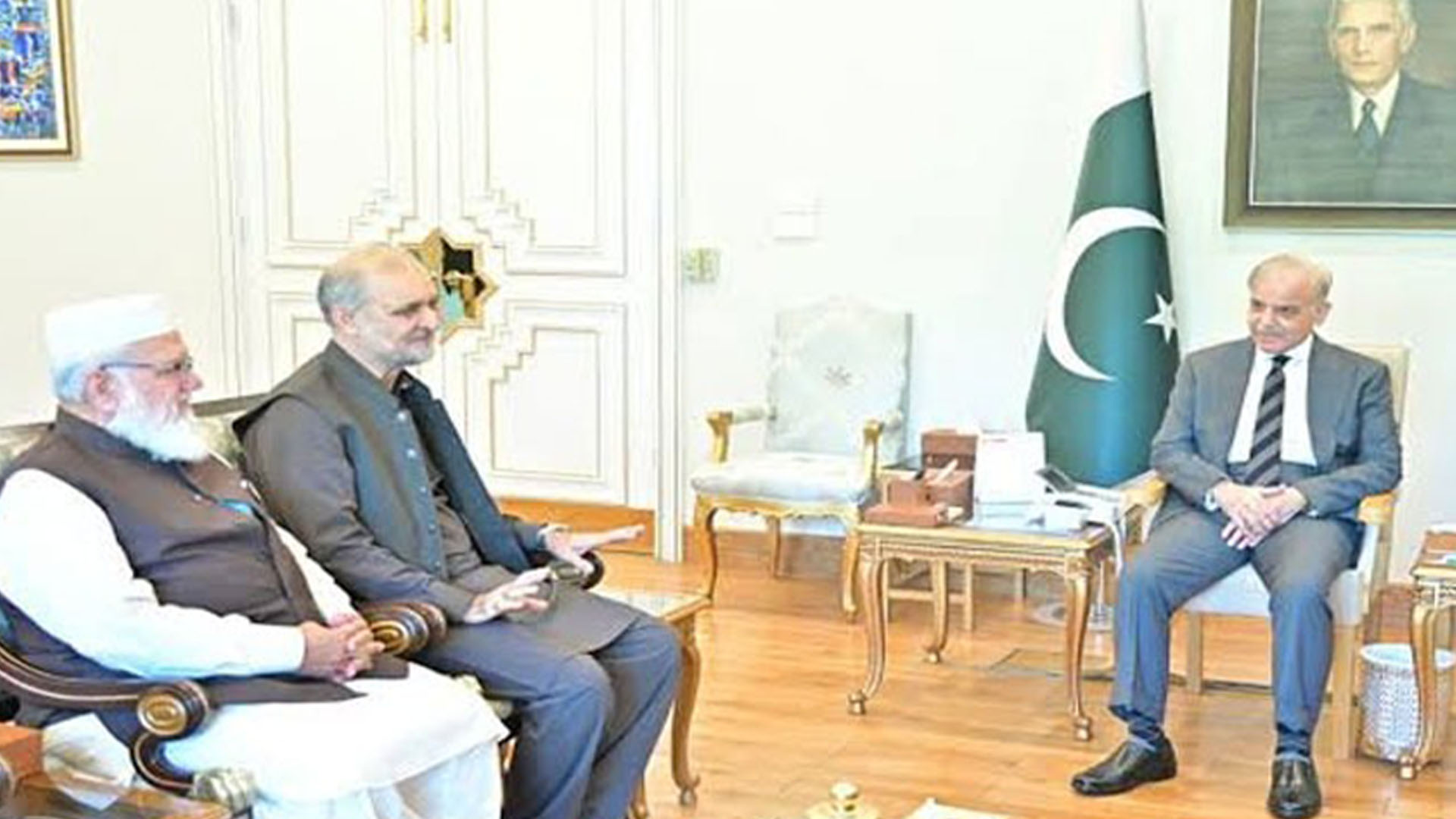 پیٹرول کی قیمتوں میں کمی کے لیے اہم بیٹھک، جماعت اسلامی کا وفد وزیراعظم سے ملے گا