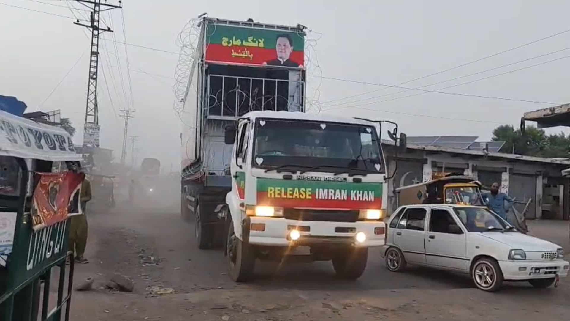 صوبے اور عوام کو دہشت گردوں کے حوالے چھوڑ کر پولیس کی نگرانی میں سہیل آفریدی اور کابینہ لانگ مارچ کی سیر پر روانہ