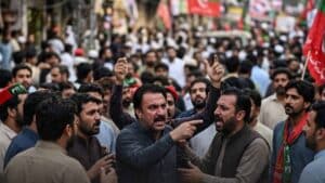 سانپ ، سپولیا ، مراثی ۔ پی ٹی آئی کا گالم گلو چ بریگیڈ آپس میں لڑ پڑا
