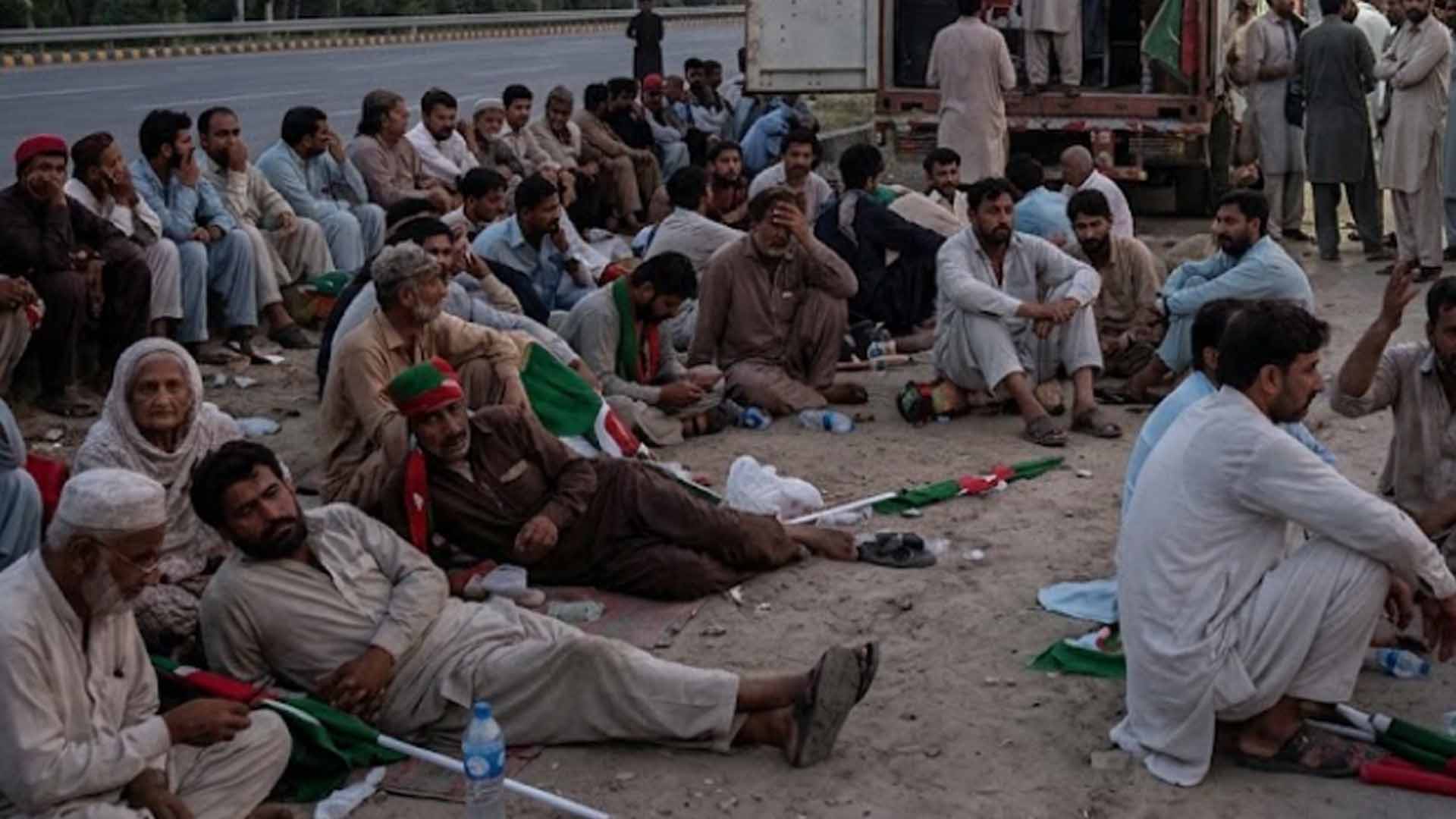 سہیل آفریدی کے کنٹینر سے نعرے،عوام خاموش،لانگ مارچ کے بچے کچھےشرکا تھکن سے نڈھال ،قیادت کو کوسنے لگے