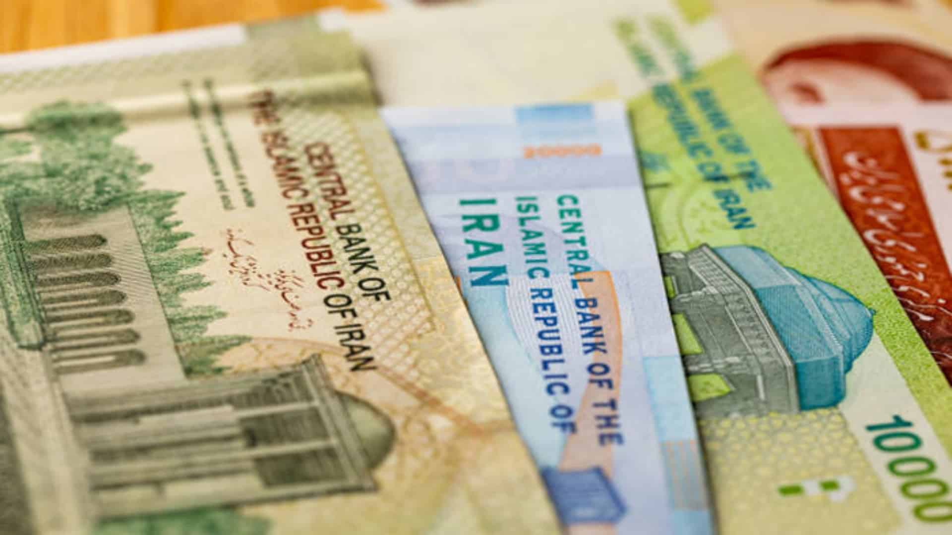 ایرانی ریال پھر زمین بوس، ڈالر کی قیمت نے نیا ریکارڈ بنا لیا