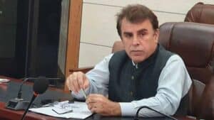 پی ٹی آئی کے “ذاتی ملازم”   کمشنر پشاور ریاض محسود   کو عہدے سے ہٹا دیا گیا