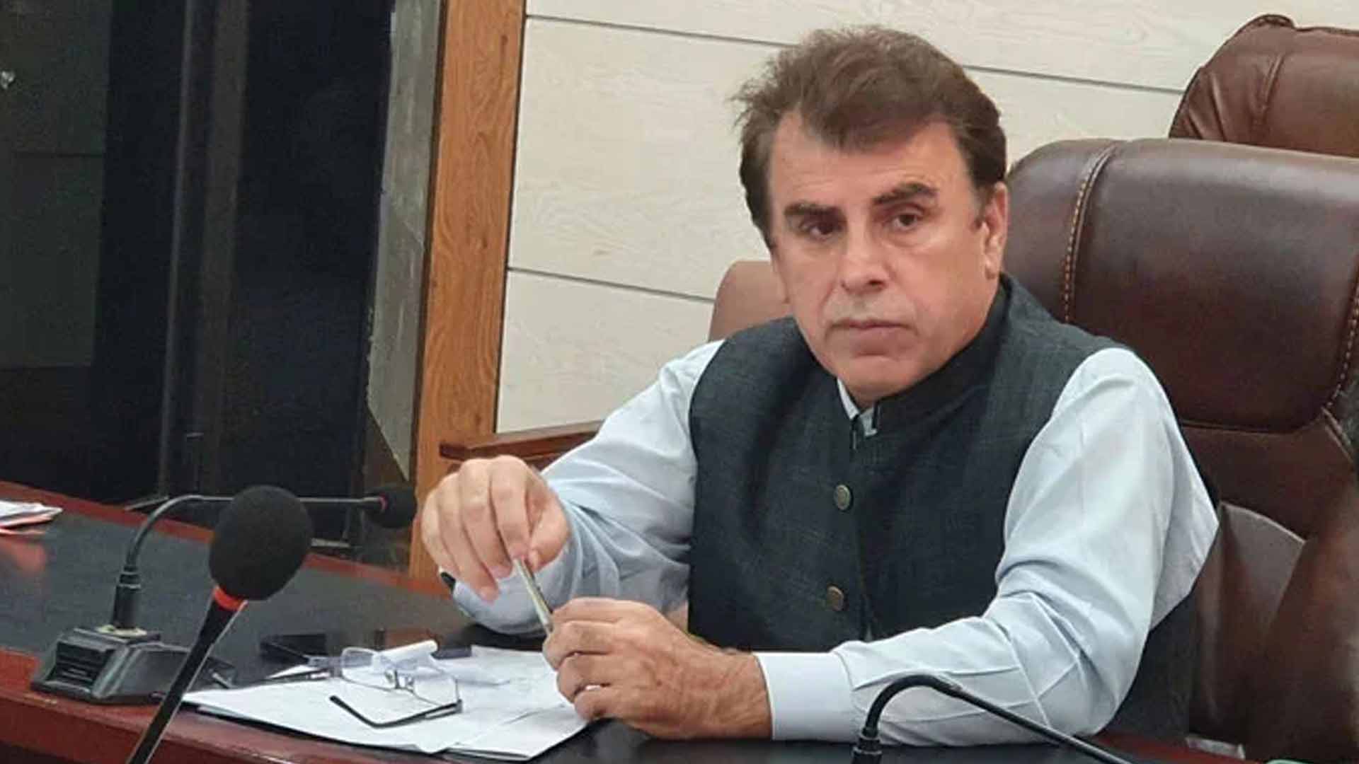 پی ٹی آئی کے “ذاتی ملازم”   کمشنر پشاور ریاض محسود   کو عہدے سے ہٹا دیا گیا