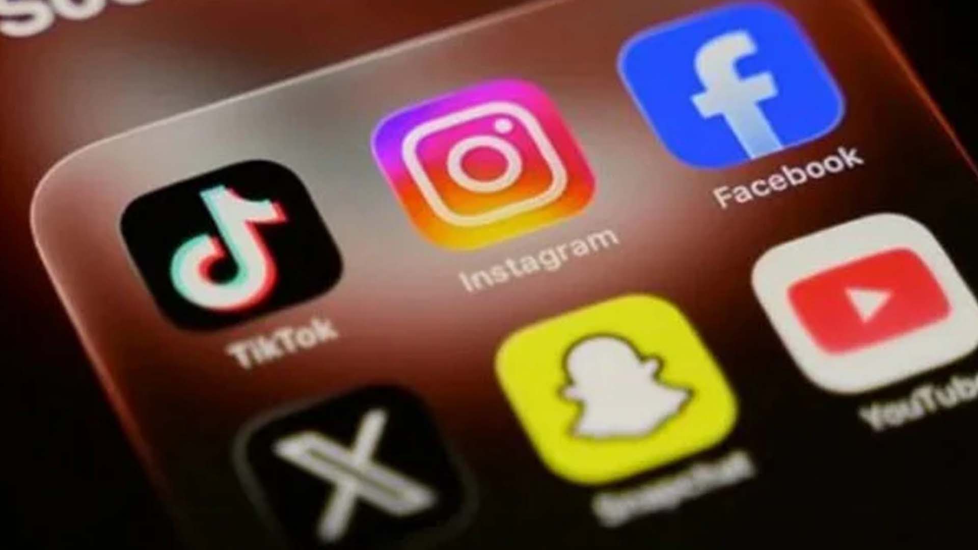 سوشل میڈیا انفلوئنسرز کے لیے بڑا جھٹکا، لائسنس کے بغیر اشتہار دینا مشکل