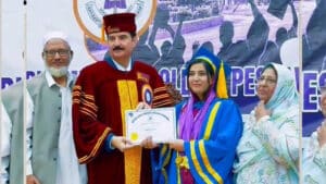 خیبر گرلز میڈیکل کالج کے کانووکیشن میں فرح افشین نے 15 گولڈ میڈلز جیت لیے