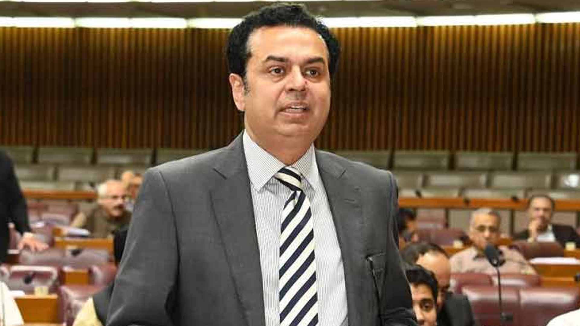پاکستان میں بلیو پاسپورٹس کی تعداد 75 ہزار سے کم کرکے 45 ہزار کردی گئی، طلال چودھری