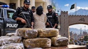 خیبرپختونخوا میں منشیات کے کاروبار پر کاری ضرب، نئی انتظامیہ کی زیرو ٹالرنس پالیسی کے تحت کارروائیاں تیز،پشاور میں 6 ہزار گرام چرس پکڑی گئی
