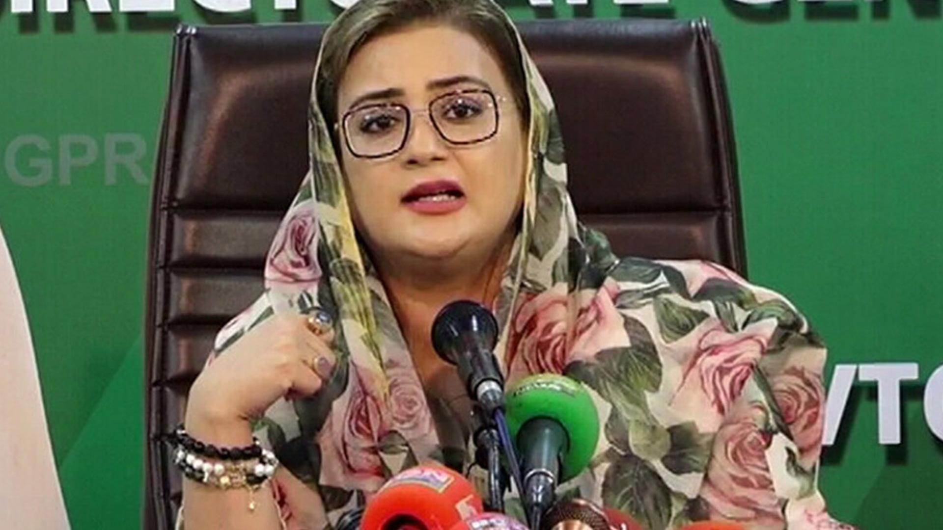 دہشتگردی کی حمایت، منشیات فروشی عروج پر، کے پی حکومت خود آئینی اقدامات اٹھانے پر مجبور کر رہی ہے، عظمیٰ بخاری