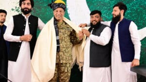 باٹس لافنگ لگانے  والوں کے منہ پر زوردار تھپڑ ڈی جی آئی ایس پی آر کا دورہ پشاور،پرتپاک استقبال،روایتی پختون پگڑی اور چادر بھی پہنائی گئی