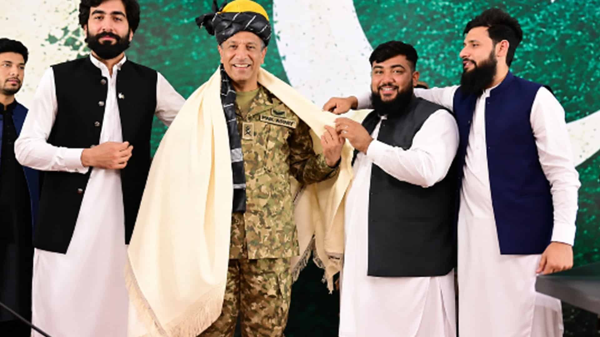 باٹس لافنگ لگانے  والوں کے منہ پر زوردار تھپڑ ڈی جی آئی ایس پی آر کا دورہ پشاور،پرتپاک استقبال،روایتی پختون پگڑی اور چادر بھی پہنائی گئی